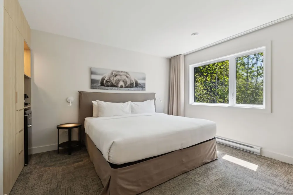 King room at Suites du Lac Moore