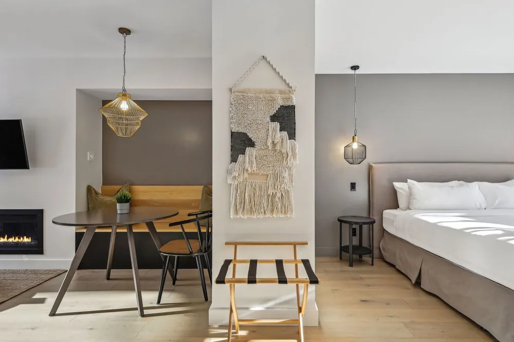 Suite du Lac Moore with king bed, fireplace and dining nook